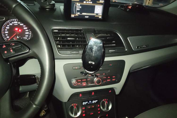 Used Audi Q3 2012 35 TFSI quattro Comfort Model Audio And AC Panel