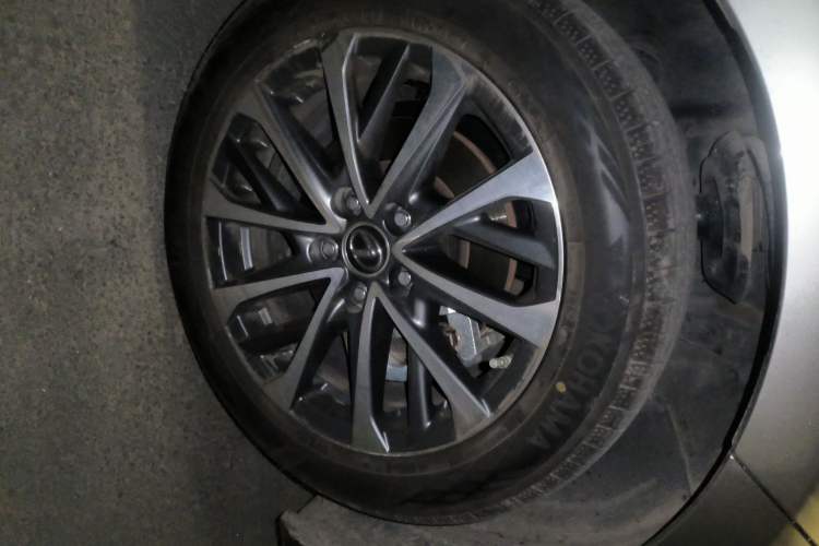 Used Lexus ES 2024 200 Premium Edition Right Front Wheel Hub