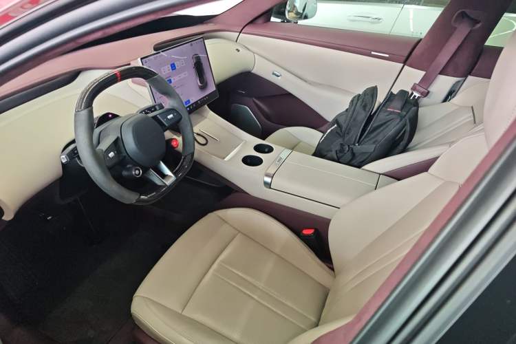 Used Xiaomi Auto YU7 2025 Ultra-Long Range High-Performance All-Wheel-Drive Max Edition
