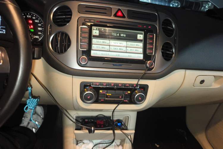 Used Volkswagen Tiguan 2010 2.0 TSI Automatic All-Wheel Drive Flagship Navigation Edition Audio And AC Panel