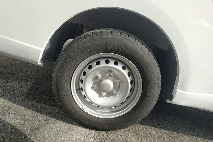 Used Wuling Yangguang 2024 300KM Comfort Version Passenger Van 75kW
