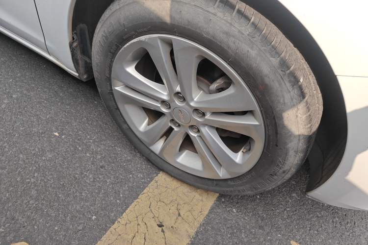 Used Chevrolet Cruze 2015 1.5L Automatic Luxury Edition Right Front Wheel Hub