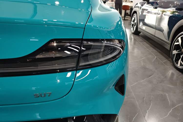 Used Xiaomi Auto SU7 2024 Rear-Drive Long-Range Intelligent Driving Version Right Rear Taillight