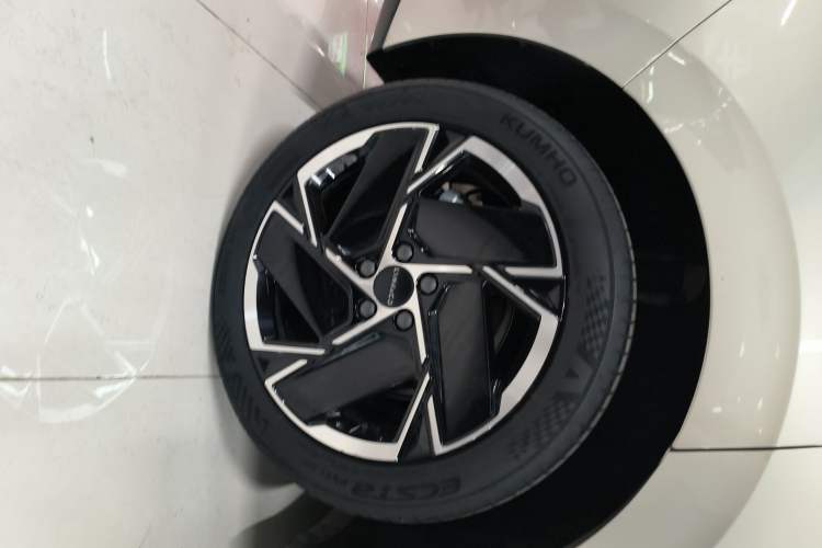 Used Lynk & Co 07 2024 EM-P 126 Long-Range Halo
