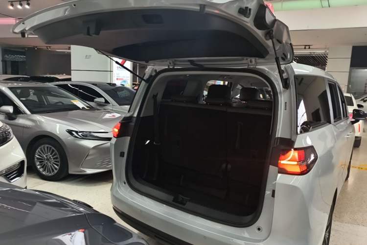 Used Wuling Starlight 730 2025 Model Pure Electric 500km Luxury Edition
