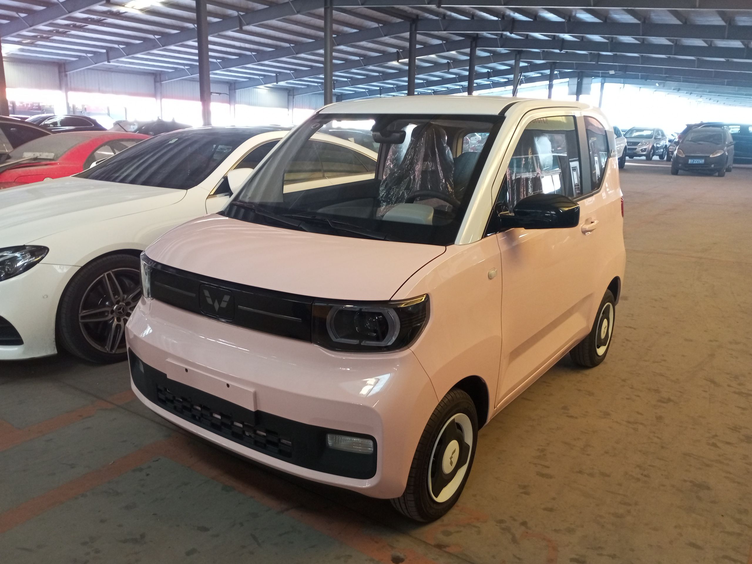 تحت مقدمة السيارة