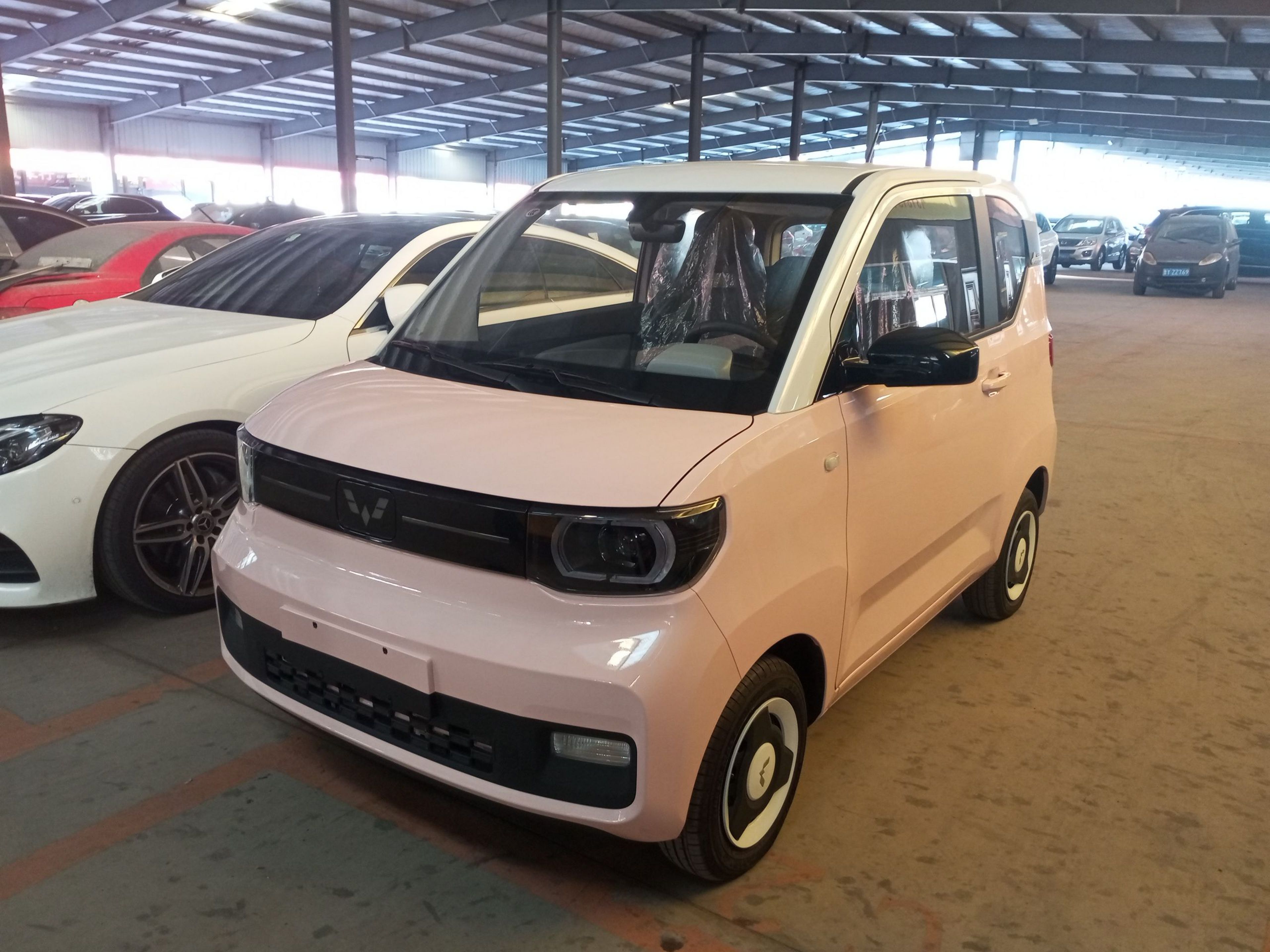 تحت مقدمة السيارة