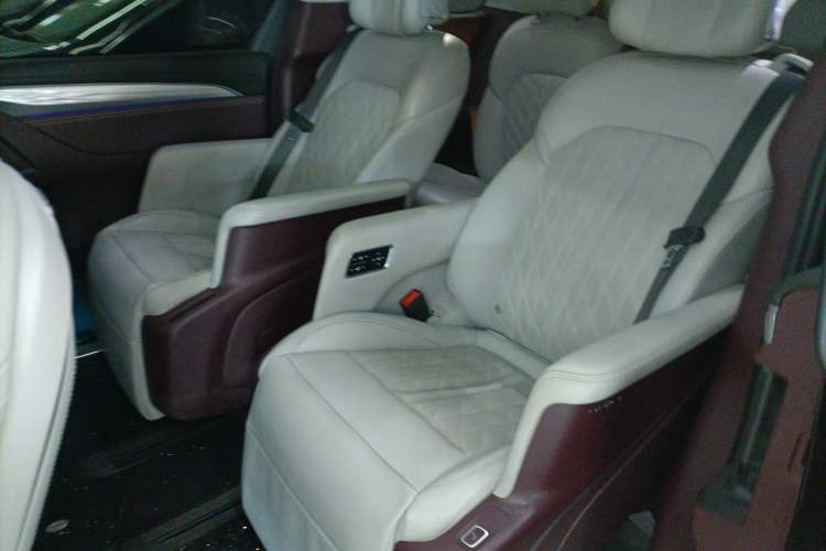 Used Buick GL8 2022 Avenir Aivia Six-Seat Deluxe Edition Left Rear Seat