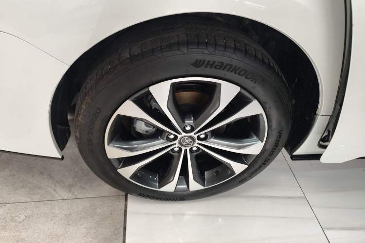 Used Toyota Granvia 2022 2.5L Hybrid Flagship Edition Right Rear Wheel Hub