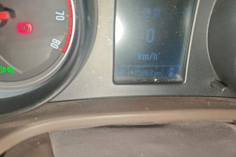 Used Buick Regal 2014 2.0L Leading Fashion Edition Odometer Close Up