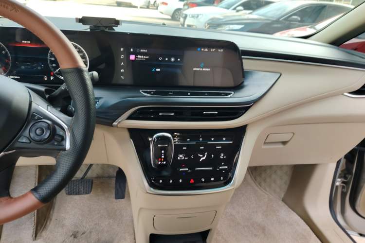 Used Buick GL8 2022 ES Landtrek 653T Luxury Edition