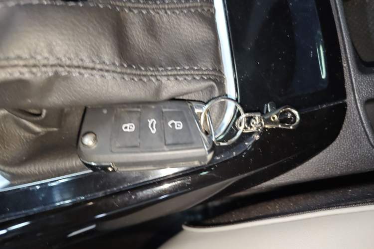 Used Volkswagen T-ROC 2024 300TSI DSG Two-Wheel-Drive Chen Guang Edition
