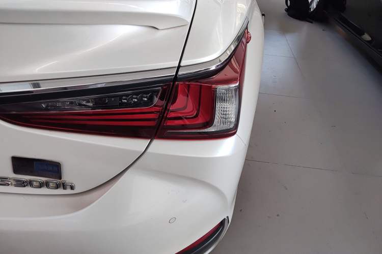 Used Lexus ES 2020 300h Premier Edition