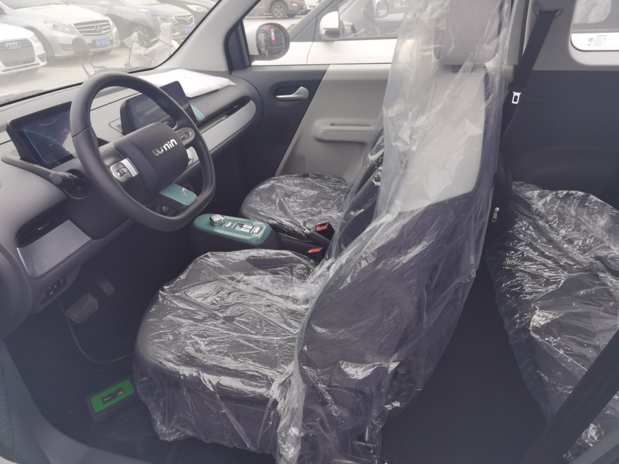 Переднее сиденье в автомобиле