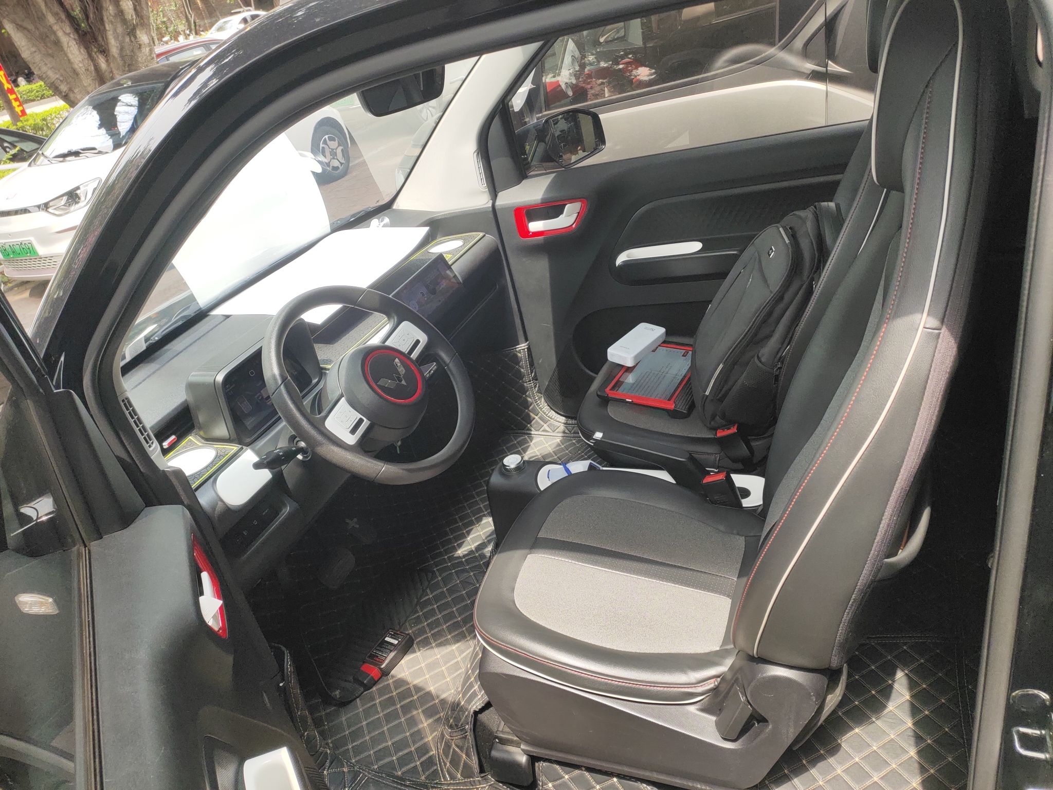 المقاعد الأمامية داخل السيارة