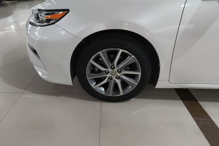 Used Lexus ES 2015 300h Luxury Edition Left Front Wheel Hub