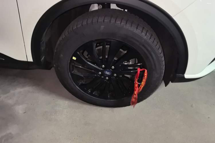 Used Ford Escape 2024 EcoBoost 245 Two-Wheel-Drive Titanium Edition Right Front Wheel Hub