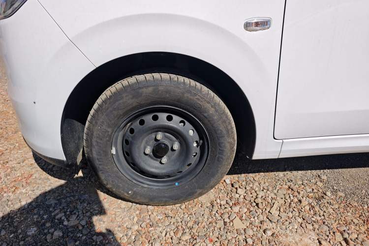 Used Wuling Hongguang New Energy 2025 Extended-Range Hybrid 50 km Utility Version Left Front Wheel Hub