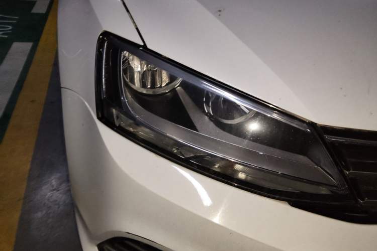 Used Volkswagen Sagitar 2015 1.6L Automatic Comfort Model Right Front Headlight