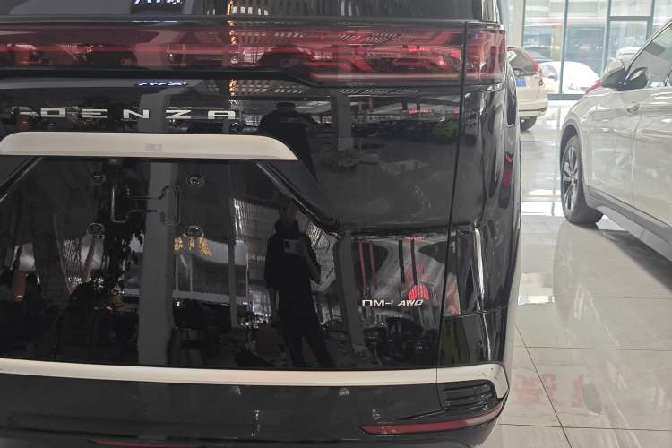 Used Denza D9 2022 DM-i 970 Four-Wheel Drive Prestige Model Right Rear Taillight