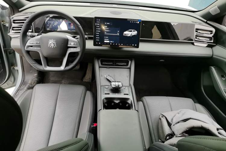 Used BYD Qin L 2025 DM-i Smart Drive 120KM Superior Model
