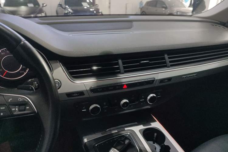 Used Audi Q7 2018 40 TFSI Comfort Model Audio And AC Panel