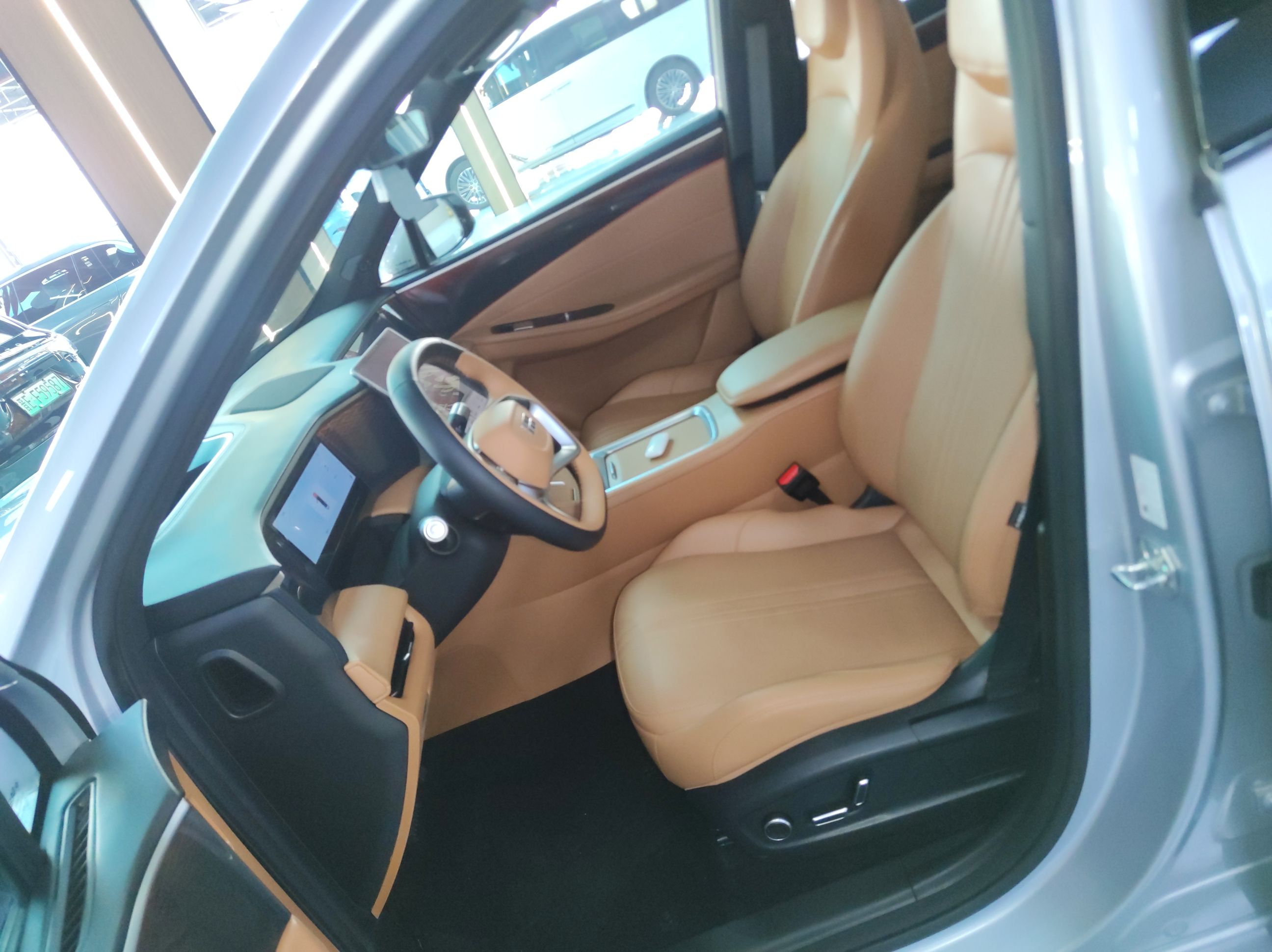 المقاعد الأمامية داخل السيارة