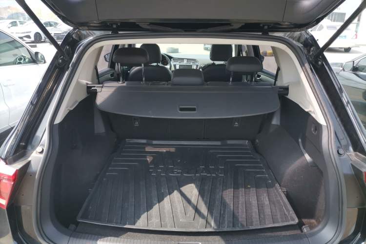 Used Volkswagen Tiguan L 2017 330TSI Automatic Two-Wheel Drive Luxury Edition Trunk