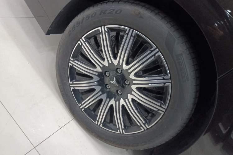 Used VOYAH Dream 2025 EV Four-Wheel Drive Flagship Kunpeng Edition