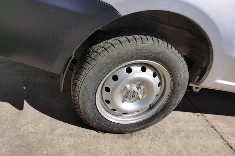 Used Jinbei Hiace X30 2024 1.5L Champion Edition Passenger Vehicle 5/6/7 Seats Right Rear Wheel Hub