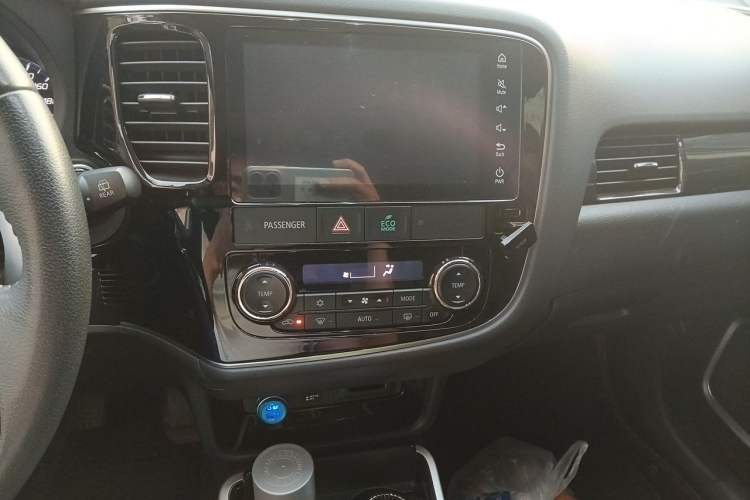 Used Mitsubishi Outlander 2019 2.4L 4x4 Zhi Xiang Edition 7 Seats China VI Standard
