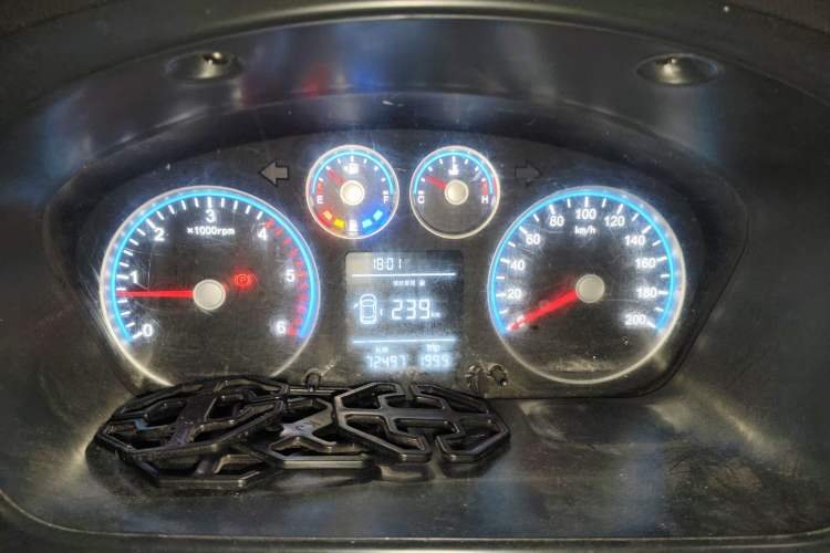 Used Foton Toano 2023 2.0T Manual Urban Version Short Wheelbase Low Roof with Single Rear Tire Available in 5/6/9-Seater Configurations