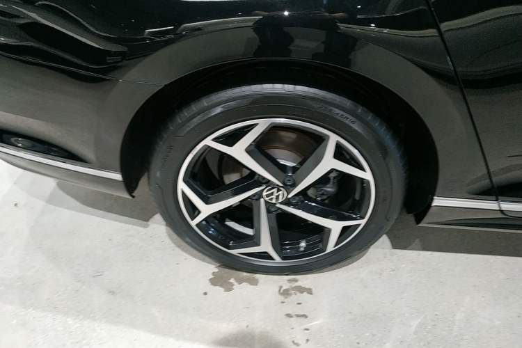 Used Volkswagen Magotan 2025 Revised Version Zhongxiang Edition 330TSI DSG Luxury Trim Right Rear Wheel Hub