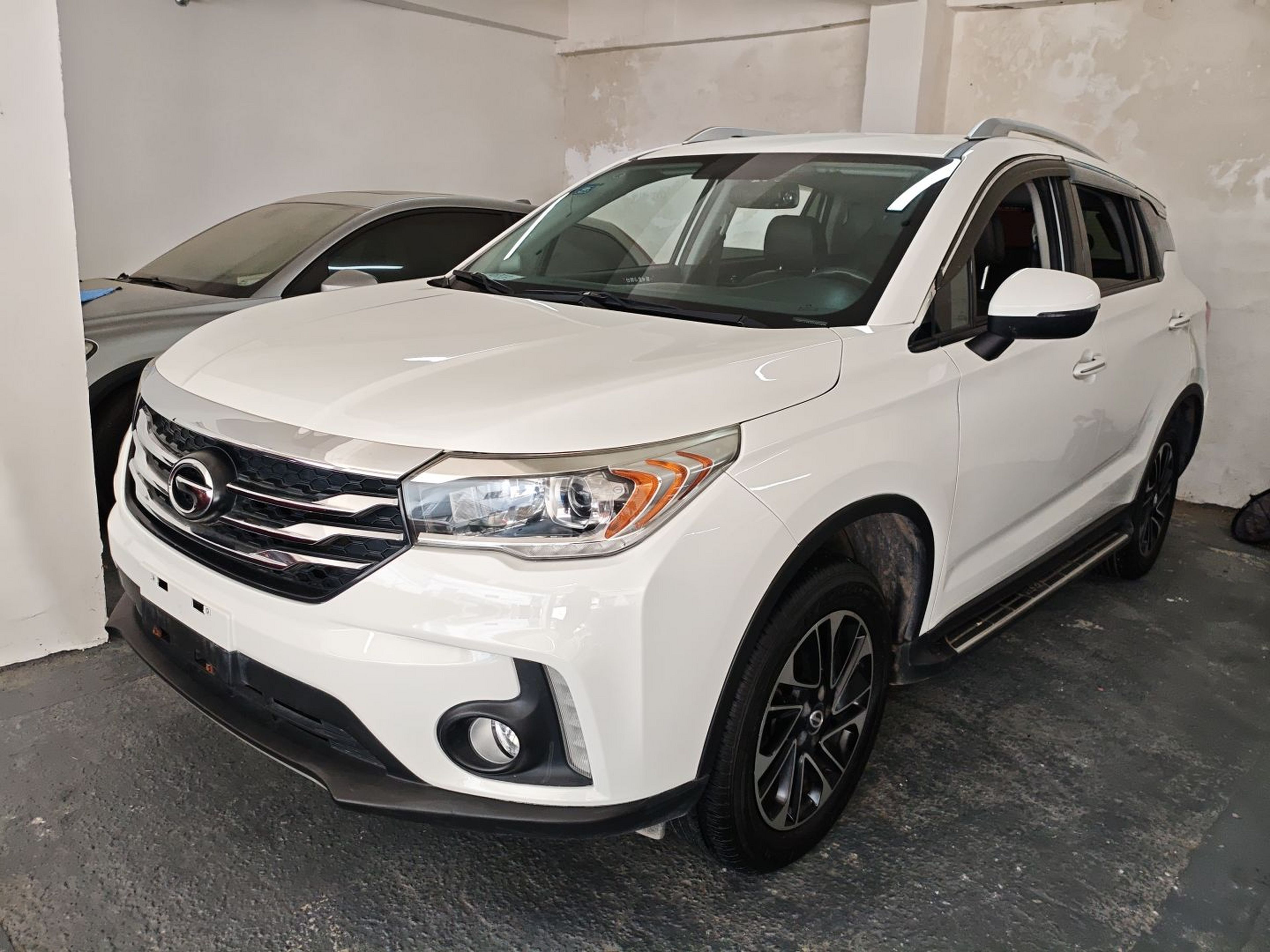 Под передней частью автомобиля