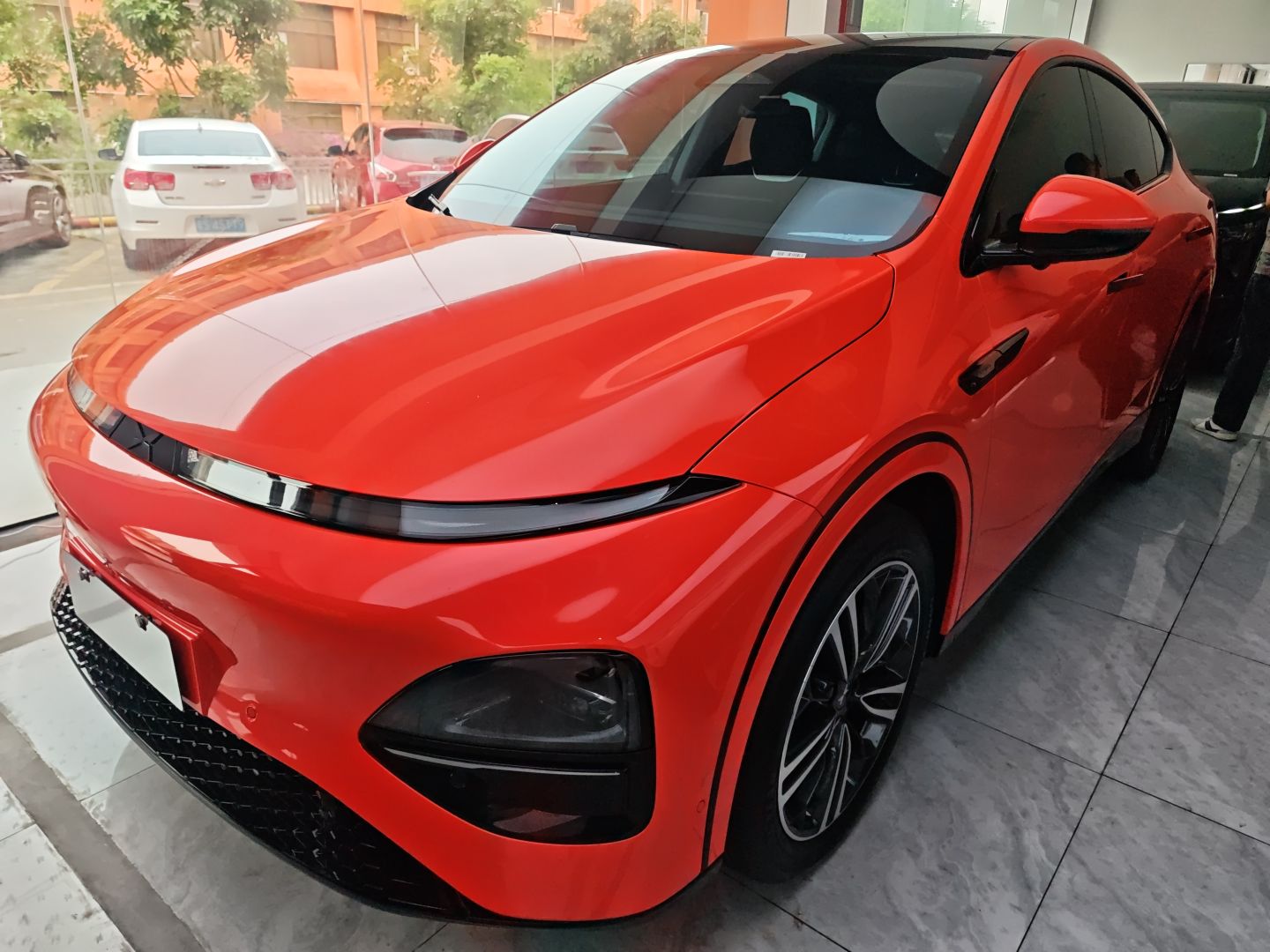 Под передней частью автомобиля