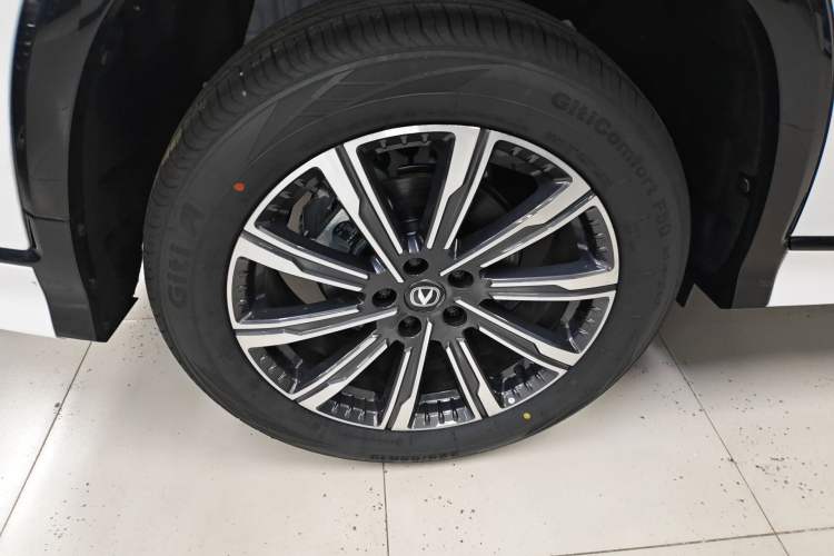 Used CHANGAN CS75 PLUS 2026 Model, Smart Champion Edition 1.5T New Blue Whale Smart Navigation Version Right Rear Wheel Hub