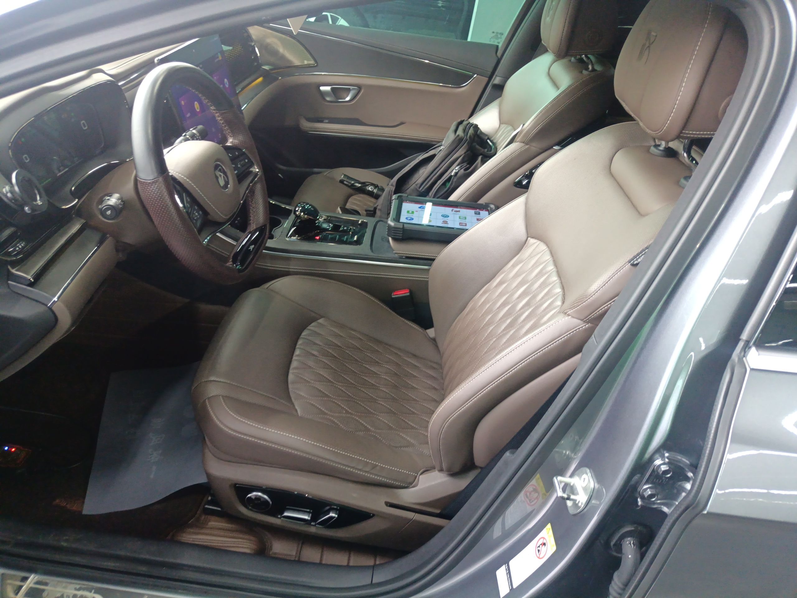 Переднее сиденье в автомобиле