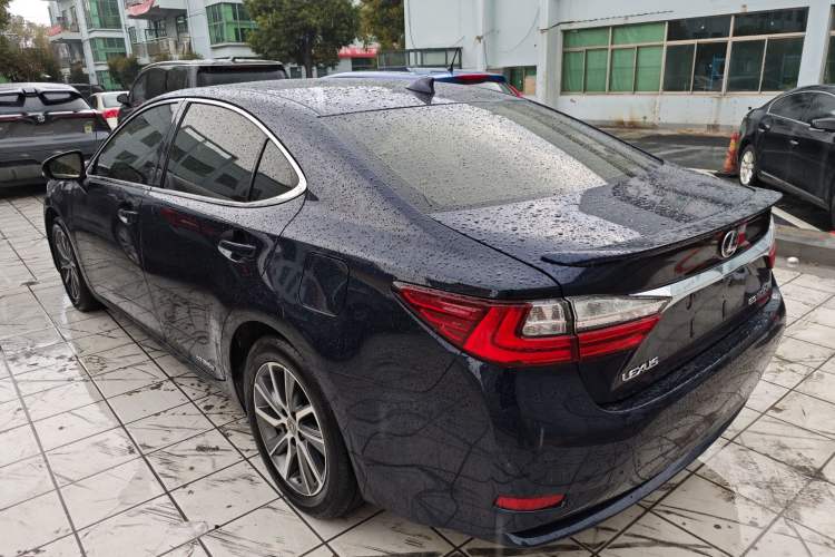 Used Lexus ES 2015 300h Comfort Edition
