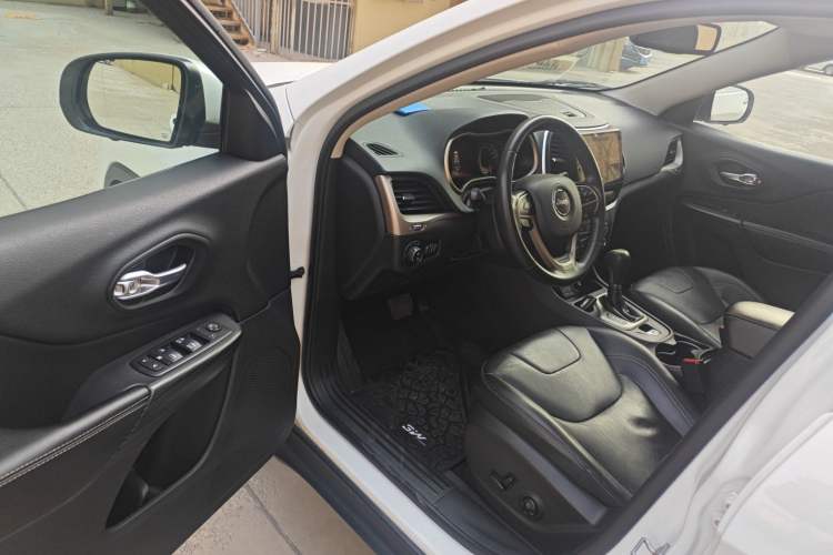 Used Jeep Cherokee 2017 2.0L Superior Edition