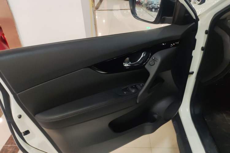 Used Nissan X-Trail 2023 Classic 2.0L Two-Wheel Drive Smart Connect Premium Edition
