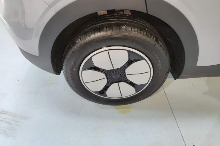 Used Geely Galaxy Geome 2026 Model 310km Youth Edition Right Rear Wheel Hub