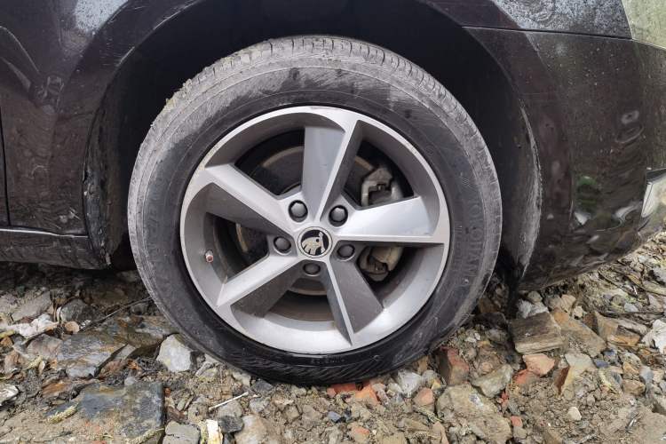 Used Skoda Octavia 2015 1.6L Automatic Yijie Edition Right Front Wheel Hub