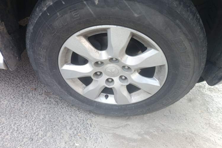 Used Mitsubishi Pajero 2016 3.0L Automatic Standard Version China V Standard Right Front Wheel Hub