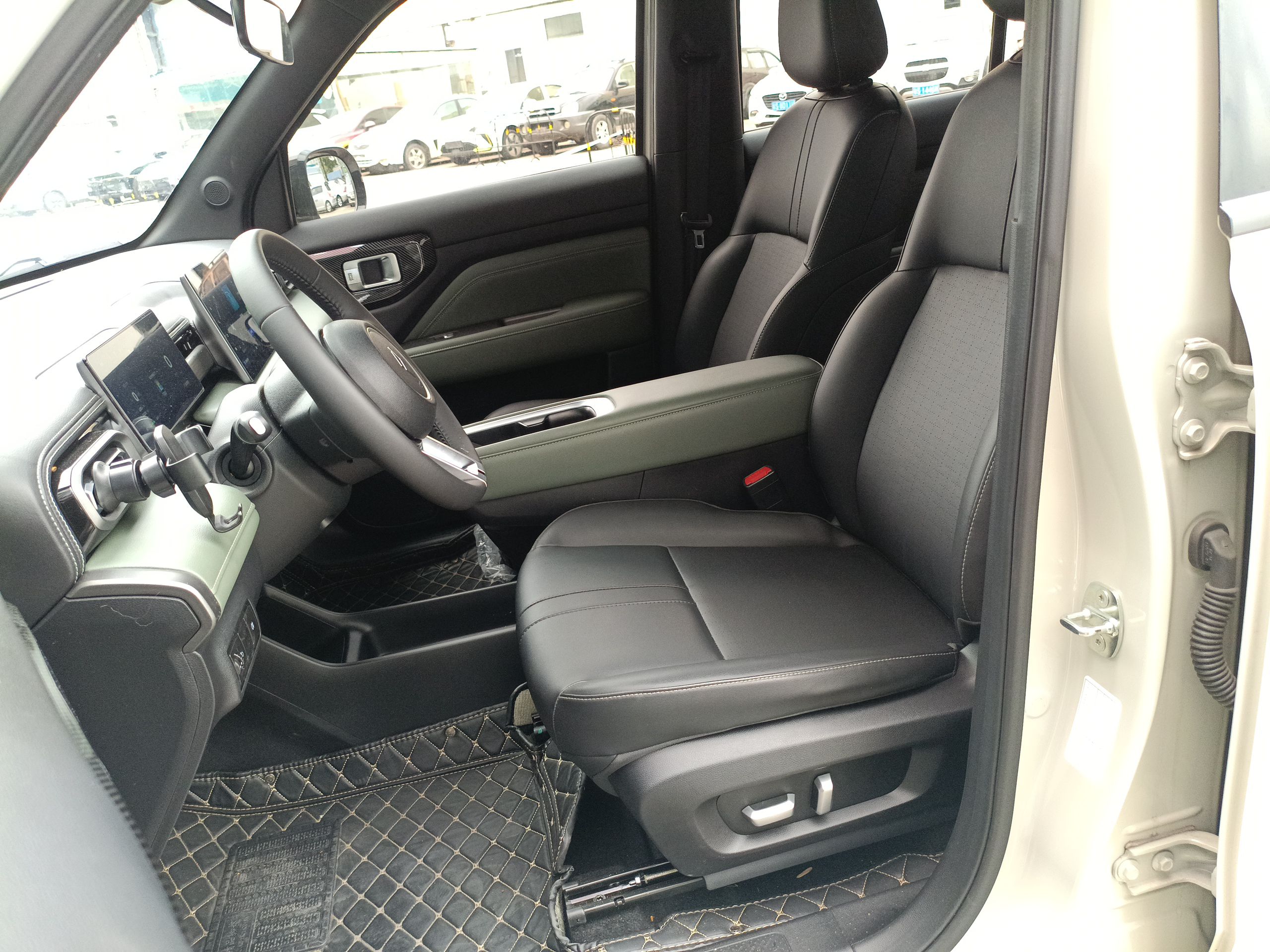 المقاعد الأمامية داخل السيارة