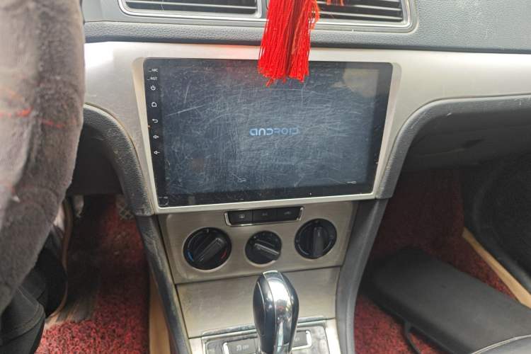 Used Volkswagen Lavida 2013 1.6L Automatic Comfort Edition Audio And AC Panel