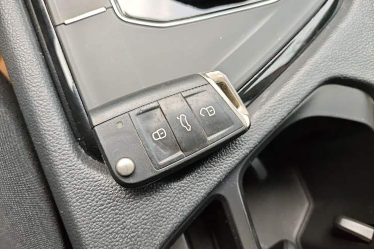 Used Volkswagen Tiguan L 2017 330TSI Automatic Two-Wheel Drive Luxury Edition Vehicle Key