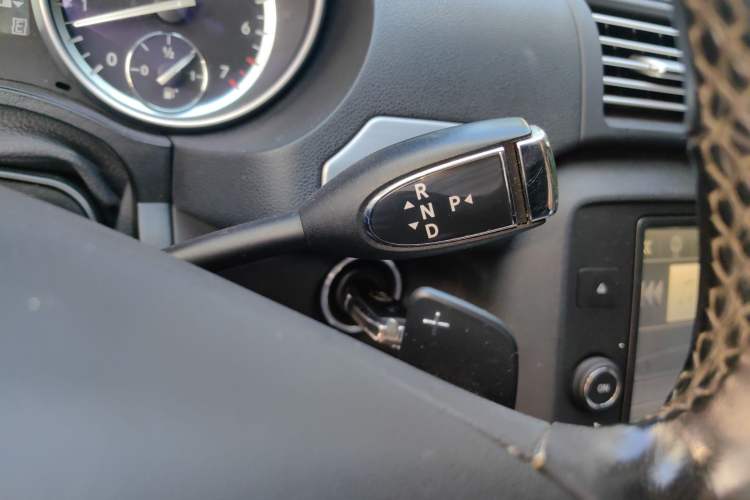 Used Mercedes-Benz R-Class 2014 R 320 4MATIC Business Model Gear Lever