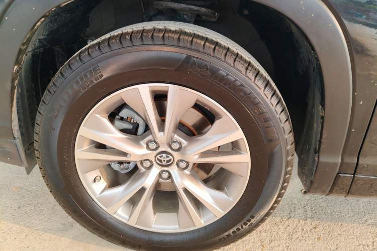 Used Toyota Highlander 2018 2.0T Two-Wheel Drive Elite Edition 7 Seats China VI Standard Left Front Wheel Hub