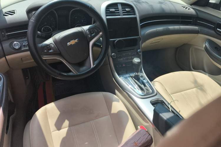 Used Chevrolet Malibu 2014 2.0L Automatic Comfort Edition Center Console