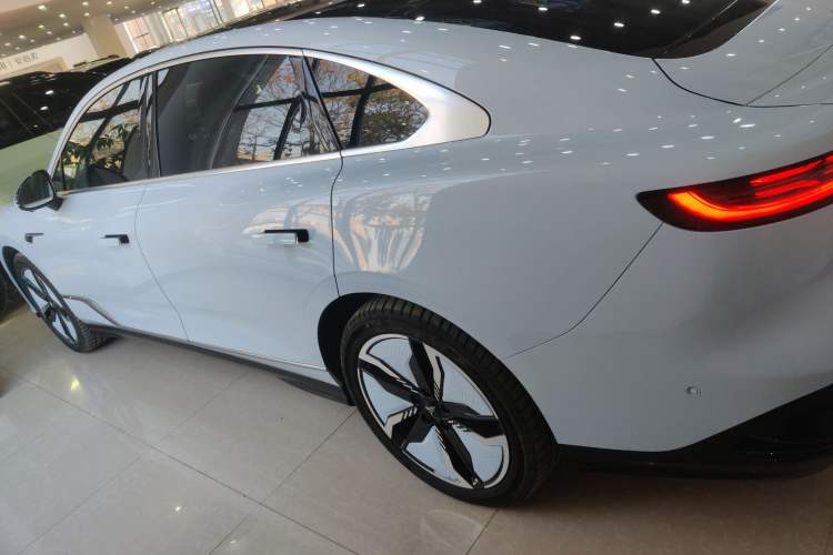 Used VOYAH PASSION 2023 Four-Wheel Drive Long-Range Version Left Side